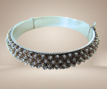 Zilveren granulatie cannetille hinge cuff armband beige achtergrond 4