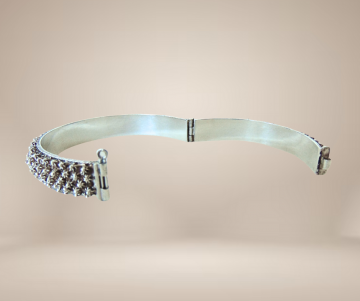 Zilveren granulatie cannetille hinge cuff armband beige achtergrond2