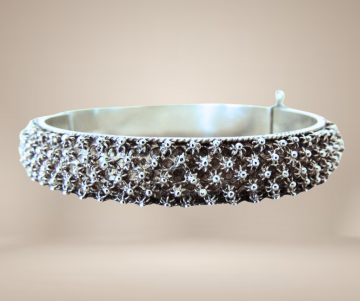 Zilveren granulatie cannetille hinge cuff armband beige achtergrond3