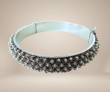 Zilveren granulatie cannetille hinge cuff armband beige achtergrond4