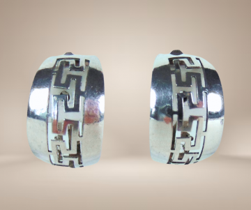 Zilveren grote meander griekse sleutel oorbellen beige achtergrond