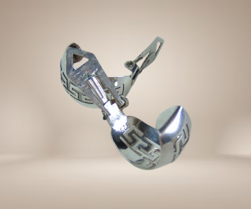 Zilveren grote meander griekse sleutel oorbellen beige achtergrond 2