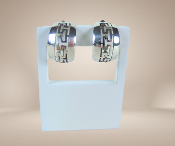 Zilveren grote meander griekse sleutel oorbellen beige achtergrond 3