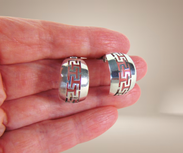 Zilveren grote meander griekse sleutel oorbellen beige achtergrond 4