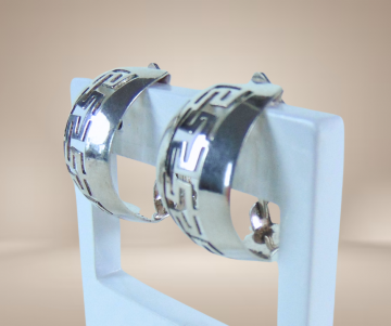 Zilveren grote meander griekse sleutel oorbellen beige achtergrond 5