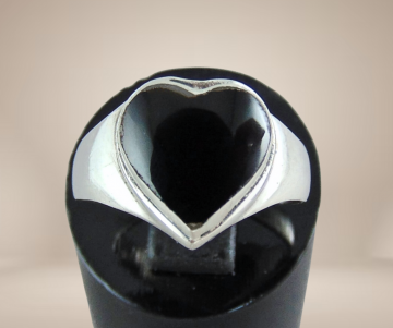 Zilveren hart ring onyx inleg beige achtergrond