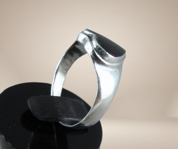 Zilveren hart ring onyx inleg beige achtergrond 1