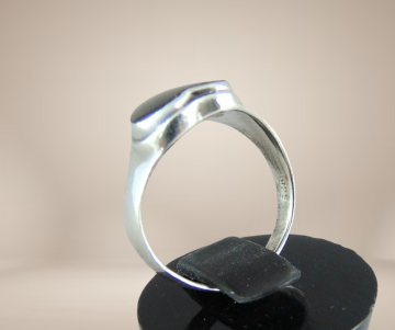 Zilveren hart ring onyx inleg beige achtergrond 2