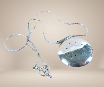 Zilveren ketting grote amulet hanger chinees innerlijke vrede teken beige achtergrond 2