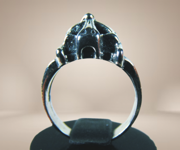 Zilveren kruis apart dome ring beige achtergrond