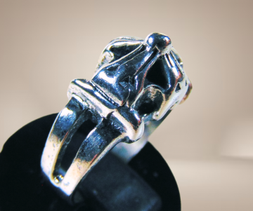 Zilveren kruis apart dome ring beige achtergrond 1