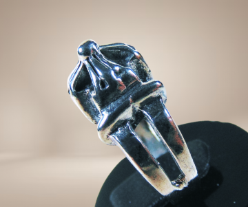 Zilveren kruis apart dome ring beige achtergrond 2