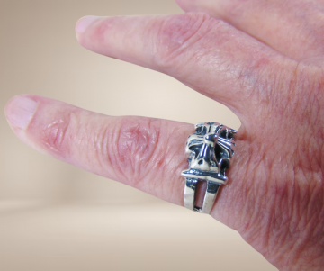 Zilveren kruis apart dome ring beige achtergrond 4