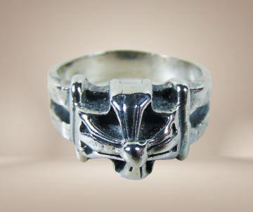 Zilveren kruis apart dome ring beige achtergrond 5