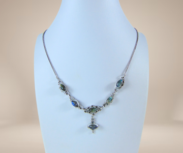 Zilveren lavalier labradoriet ketting hanger op dame  2