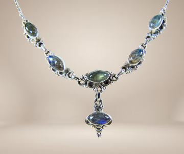 Zilveren lavalier labradoriet ketting hanger op dame  3