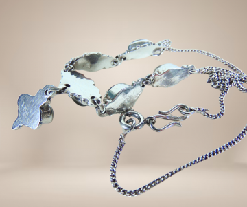 Zilveren lavalier labradoriet ketting hanger op dame  4