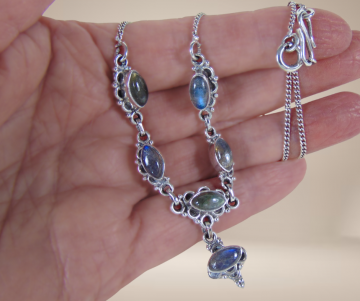 Zilveren lavalier labradoriet ketting hanger op dame  5