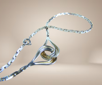 Zilveren modernist mat en glans lussen ketting beige achtergrond