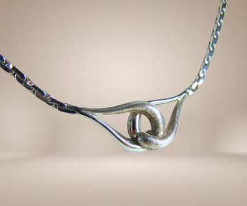 Zilveren modernist mat en glans lussen ketting beige achtergrond 1