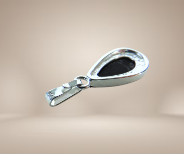 Zilveren modernist onyx druppel hanger beige achtergrond