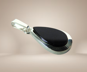 Zilveren modernist onyx druppel hanger beige achtergrond 1