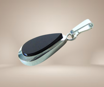 Zilveren modernist onyx druppel hanger beige achtergrond 2