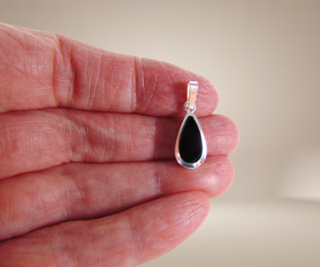 Zilveren modernist onyx druppel hanger beige achtergrond 3