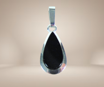 Zilveren modernist onyx druppel hanger beige achtergrond 4