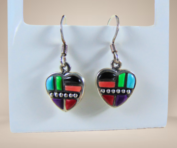 Zilveren multi kleur steentjes hart oorbellen beige achtergrond