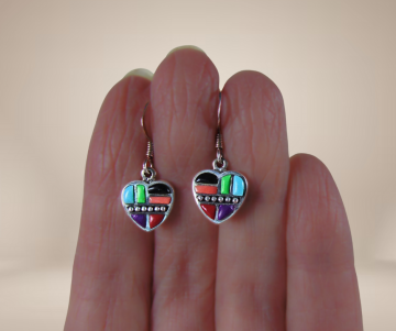 Zilveren multi kleur steentjes hart oorbellen beige achtergrond 1