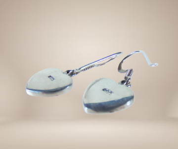 Zilveren multi kleur steentjes hart oorbellen beige achtergrond 2