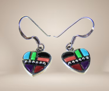 Zilveren multi kleur steentjes hart oorbellen beige achtergrond 3