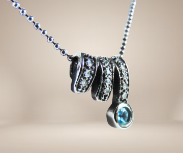 Zilveren nieuwe hanger zirkonia blauw accent nine west ketting beige achtergrond 1