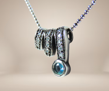 Zilveren nieuwe hanger zirkonia blauw accent nine west ketting beige achtergrond 2