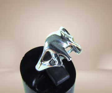 Zilveren olifant ring beige achtergrond