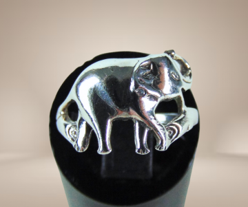 Zilveren olifant ring beige achtergrond 1