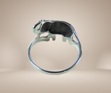 Zilveren olifant ring beige achtergrond 2