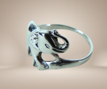 Zilveren olifant ring beige achtergrond 3