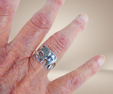 Zilveren olifant ring beige achtergrond 4