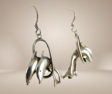 Zilveren oorbellen  dolfijnen door hoepel beige achtergrond 3