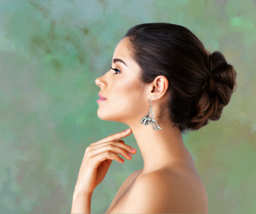 Zilveren oorbellen  dolfijnen door hoepel oor dame