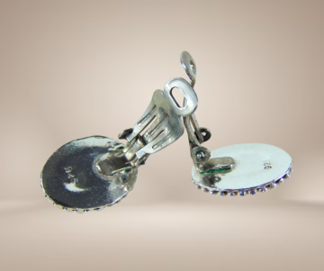 Zilveren ovale clip oorbellen roze kwarts beige achtergrond