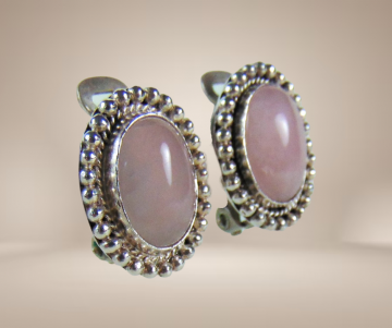 Zilveren ovale clip oorbellen roze kwarts beige achtergrond 1