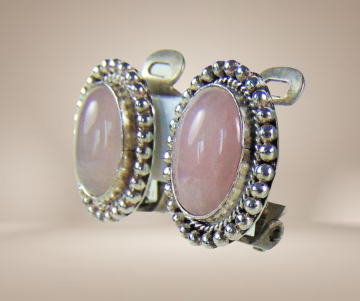 Zilveren ovale clip oorbellen roze kwarts beige achtergrond 2