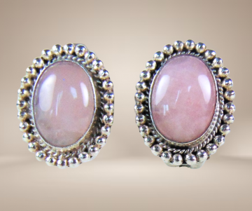 Zilveren ovale clip oorbellen roze kwarts beige achtergrond 3