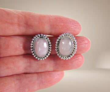 Zilveren ovale clip oorbellen roze kwarts beige achtergrond 4