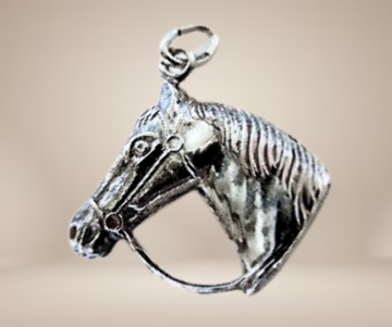 Zilveren paarden bedel beige achtergrond 1