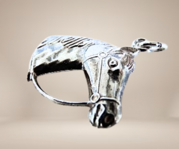 Zilveren paarden bedel beige achtergrond 2