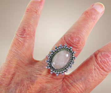 Zilveren ring dubbele band roze kwarts beige achtergrond